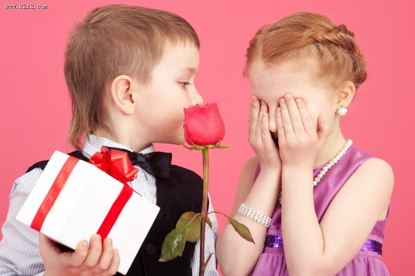 拿着花束的可爱儿童图片