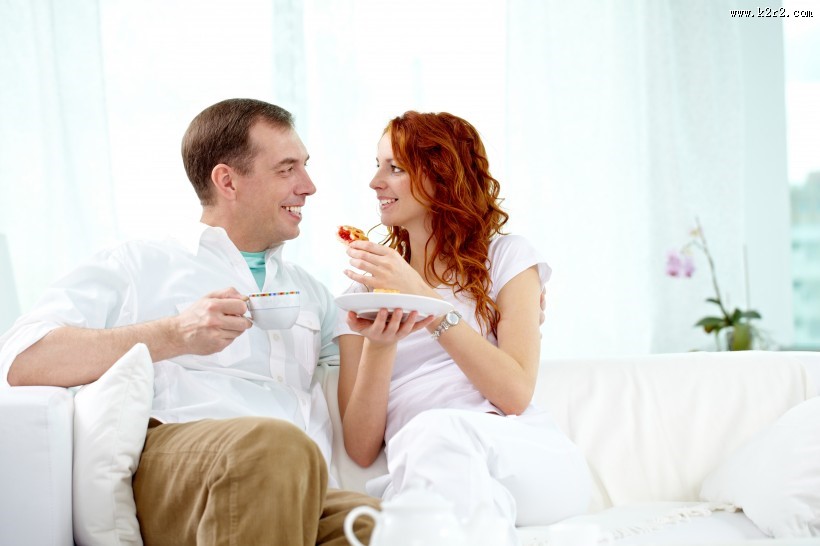 吃早餐的情侣图片