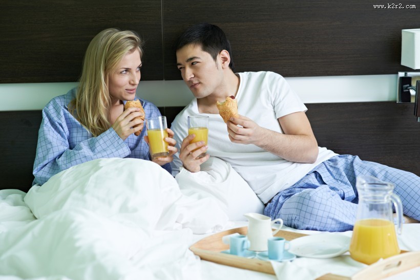 吃早餐的情侣图片