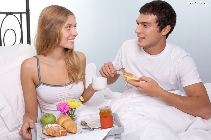 吃早餐的情侣图片