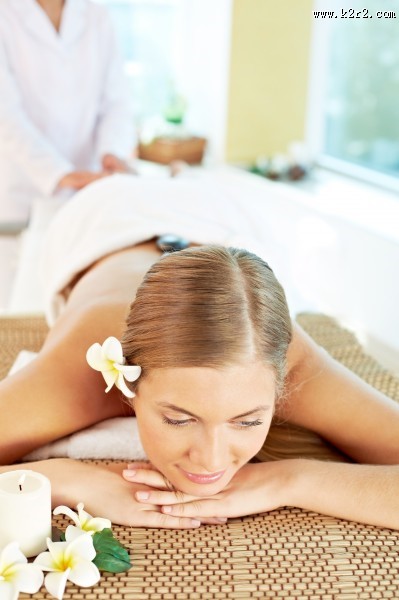 享受spa按摩的美女图片
