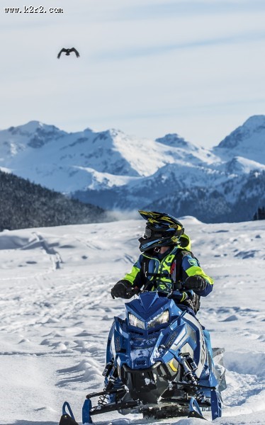 在雪山里开着雪地车的人图片