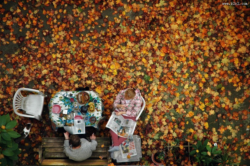 正在看报纸的人图片