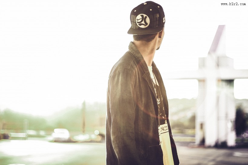 戴棒球帽的男生图片