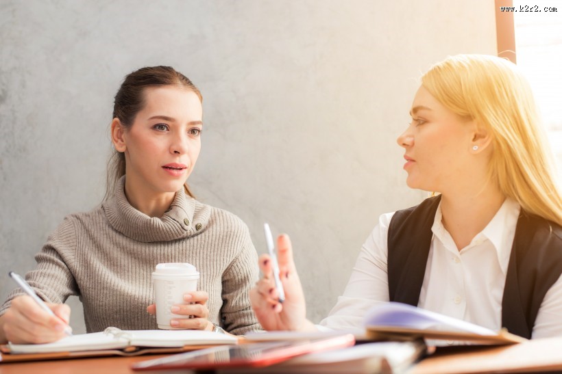 开会的白领图片