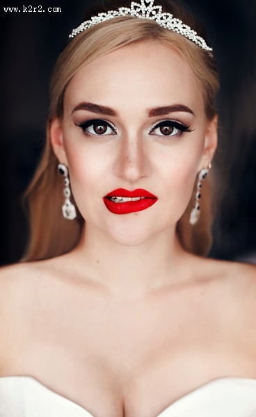 美女鲜红的唇妆图片