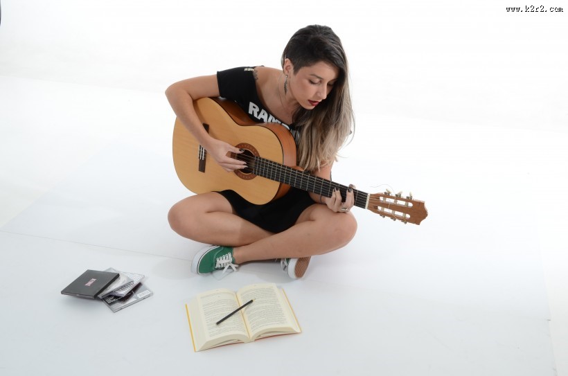 正在弹吉他的人物图片大全