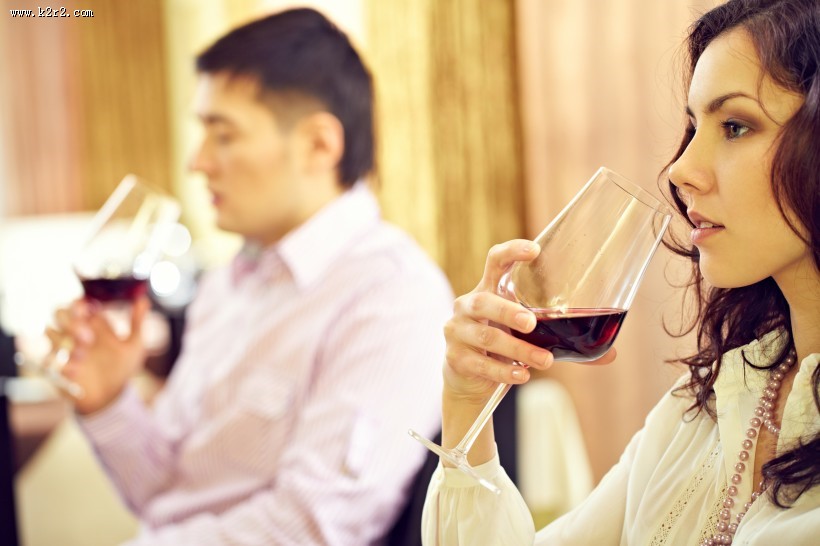 喝酒的美女图片