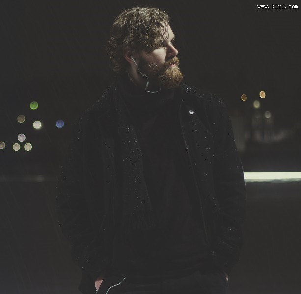 听音乐的男青年图片大全