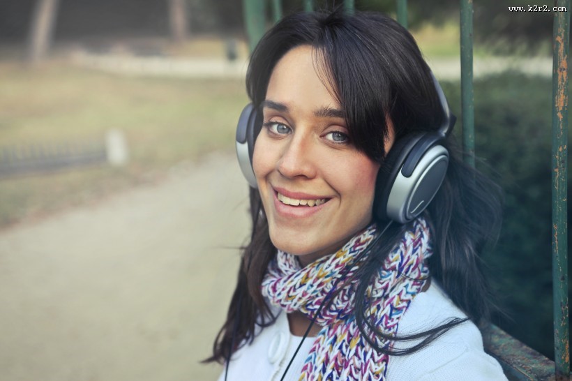 戴耳机的美女图片