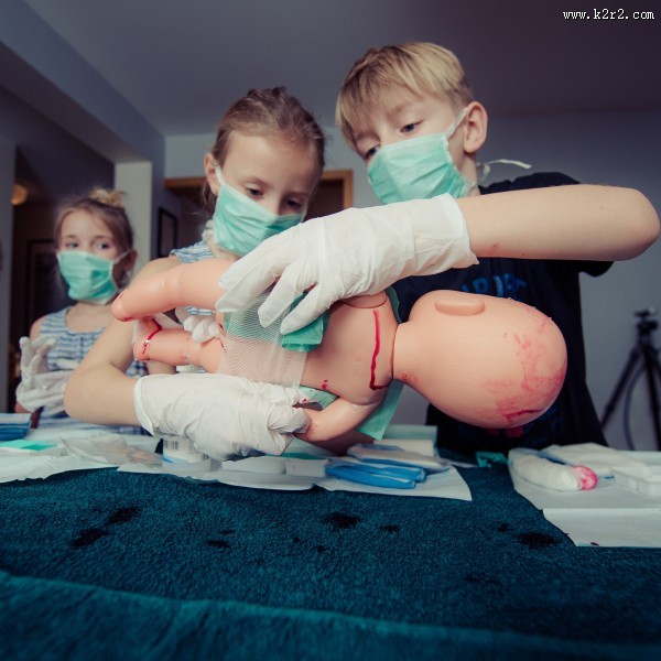 扮成医生的儿童图片