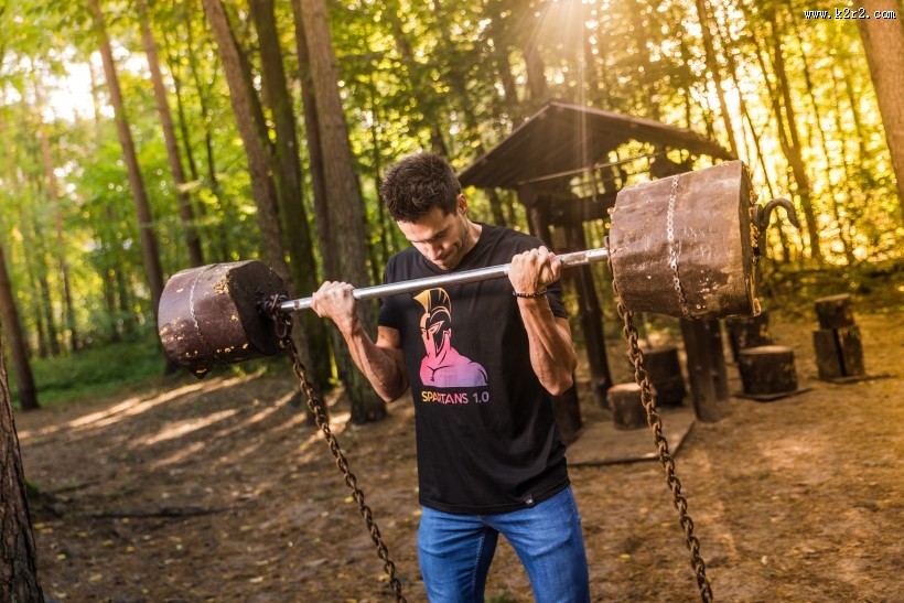 正在健身的男士图片