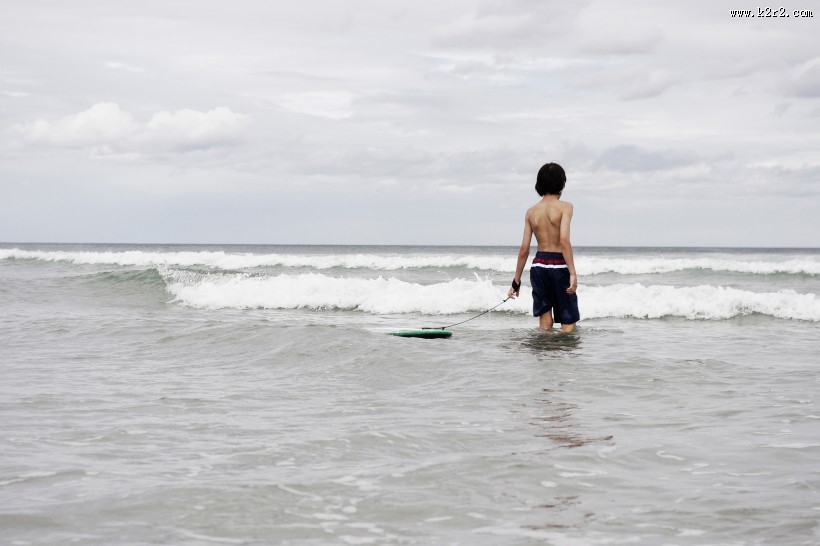 在海边玩耍的可爱儿童图片