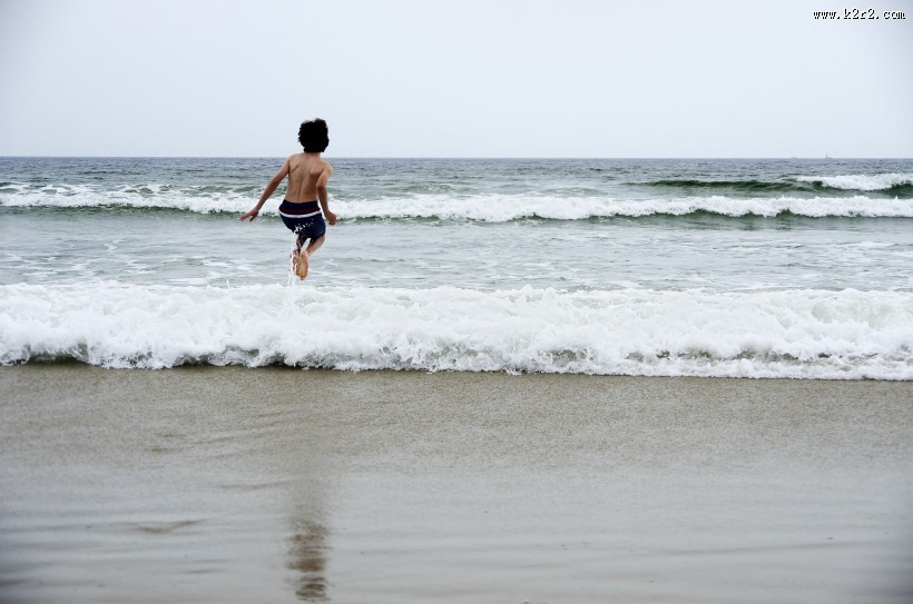在海边玩耍的可爱儿童图片