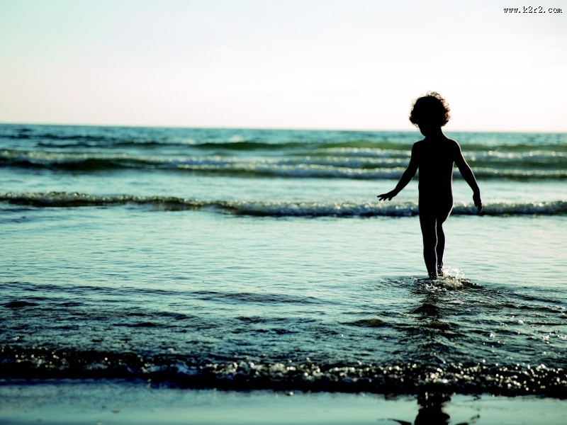 在海边玩耍的可爱儿童图片