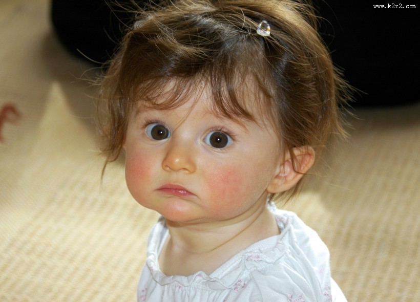 大眼睛的小女孩图片