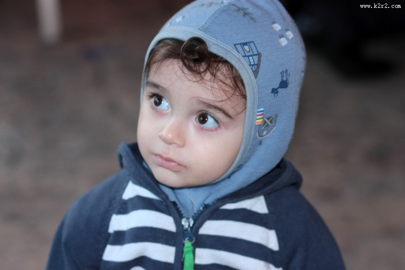 大眼睛的小女孩图片