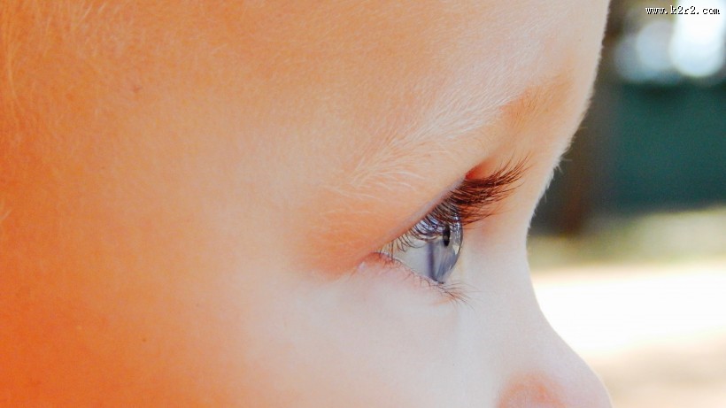 大眼睛的小女孩图片