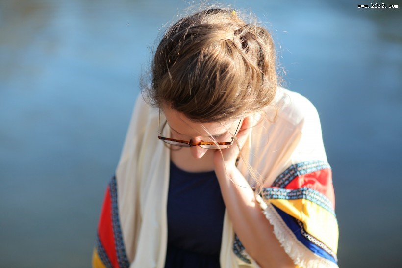 戴近视镜的美女图片