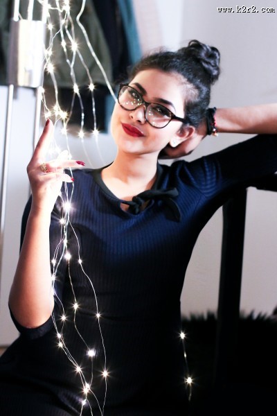 戴近视镜的美女图片