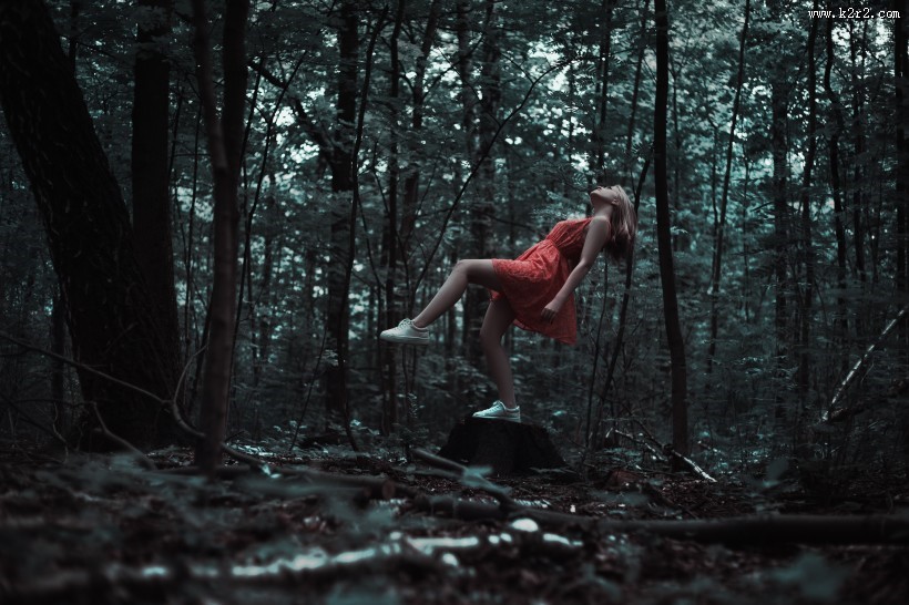 树林里的美女图片