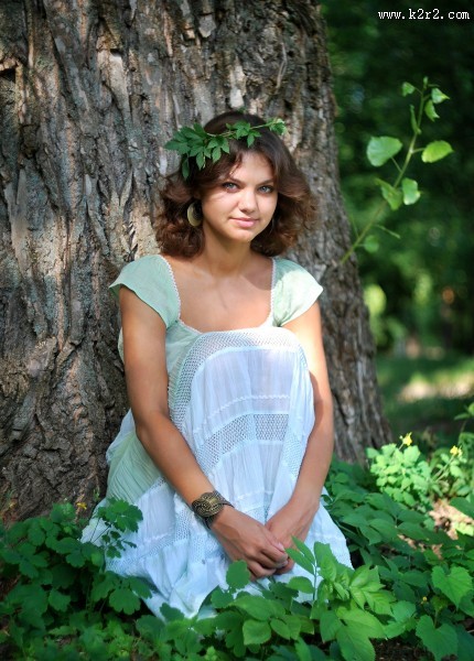 倚靠着树的美女图片