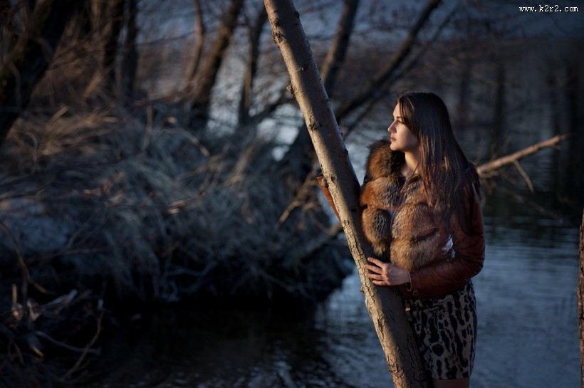 倚靠着树的美女图片