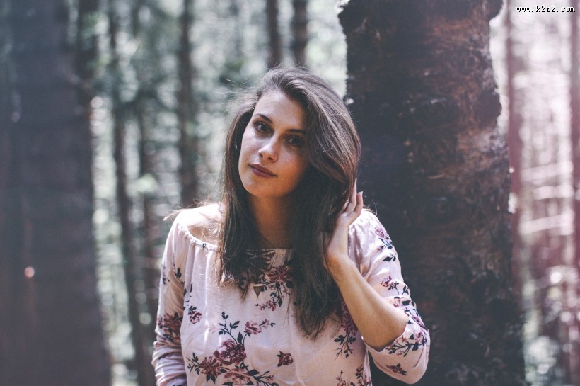 倚靠着树的美女图片