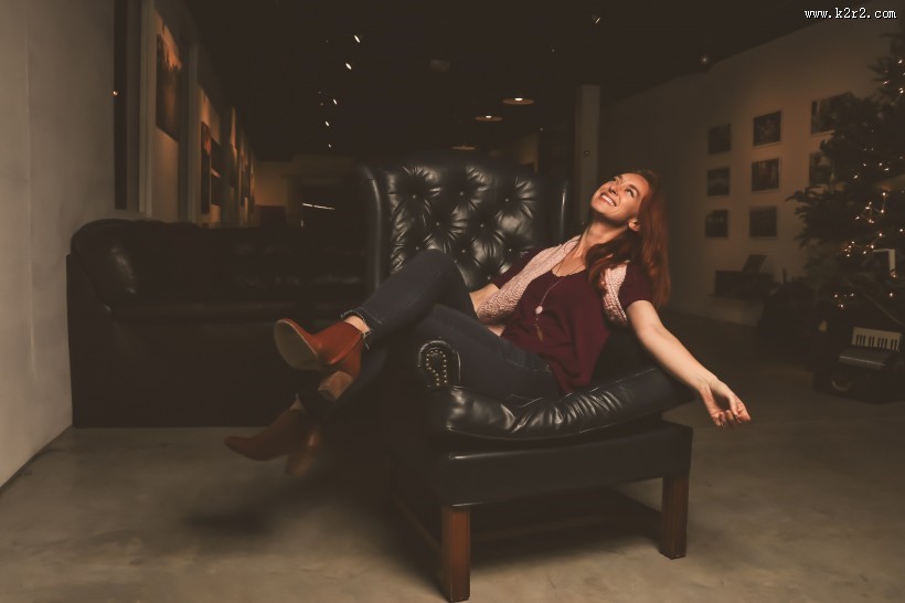 坐在沙发上的美女图片