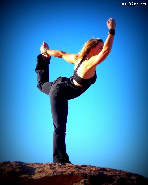 练习瑜伽的美女图片