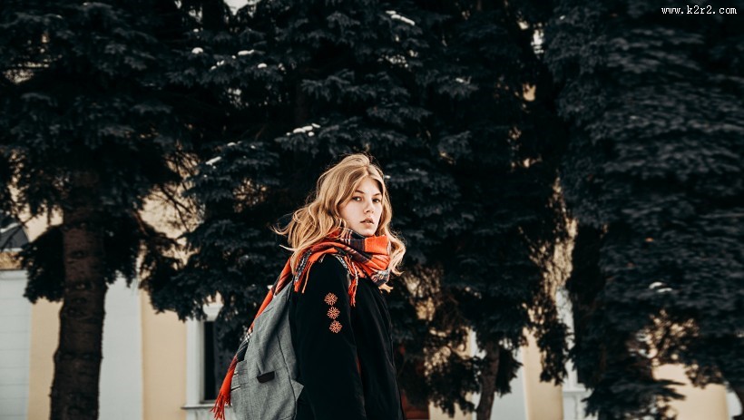 背包旅行的美女图片