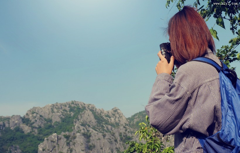 背包旅行的美女图片
