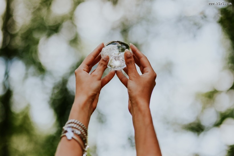 手拿着水晶球的图片大全