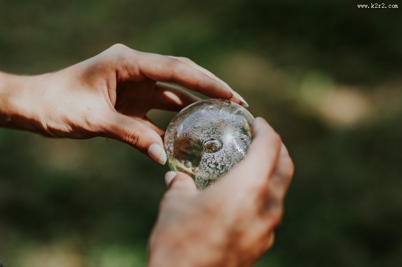 手拿着水晶球的图片大全