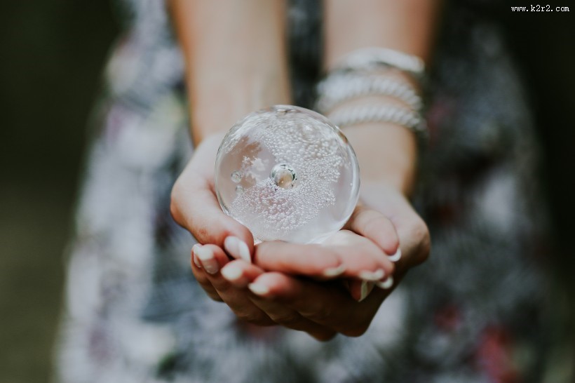 手拿着水晶球的图片大全