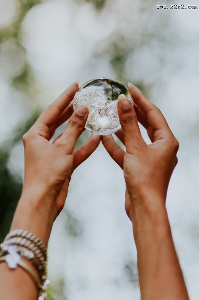 手拿着水晶球的图片大全