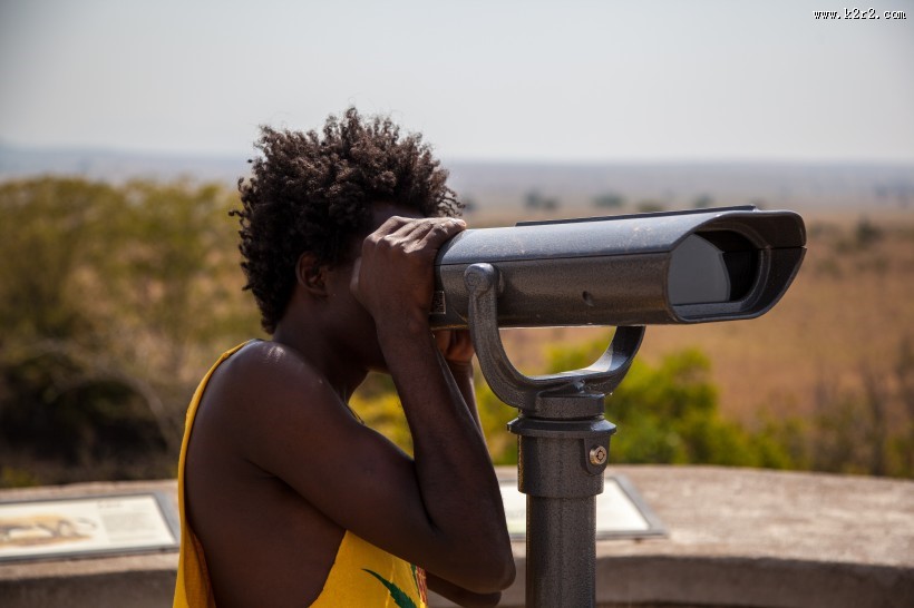 正在用望远镜观测的人物图片