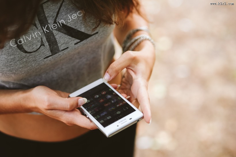 玩手机的女人图片