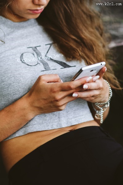 玩手机的女人图片