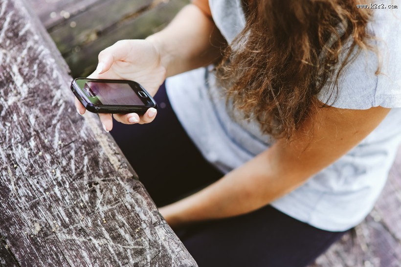 玩手机的女人图片