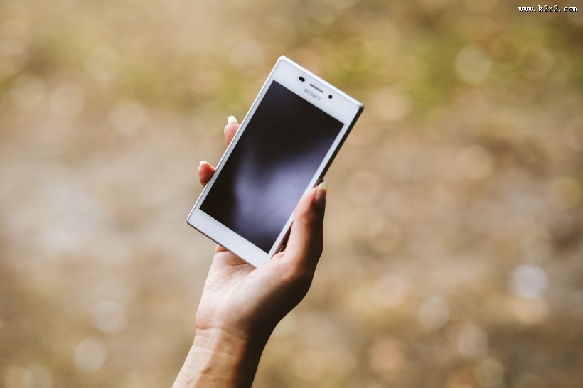 玩手机的女人图片