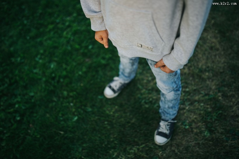 花园里的男孩图片