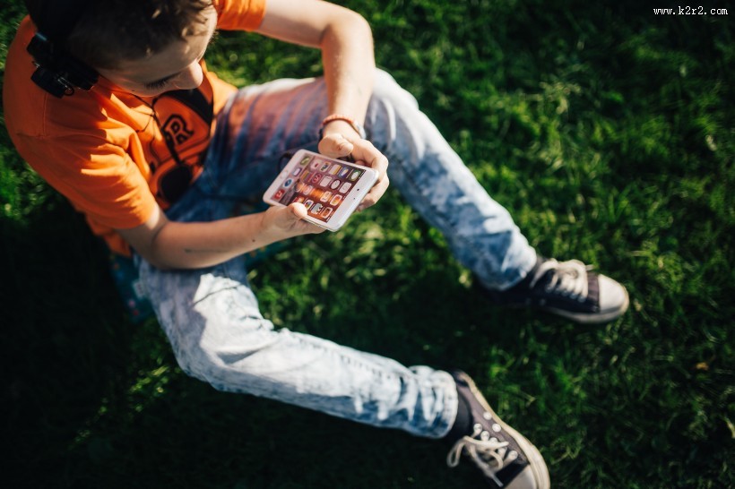 花园里的男孩图片