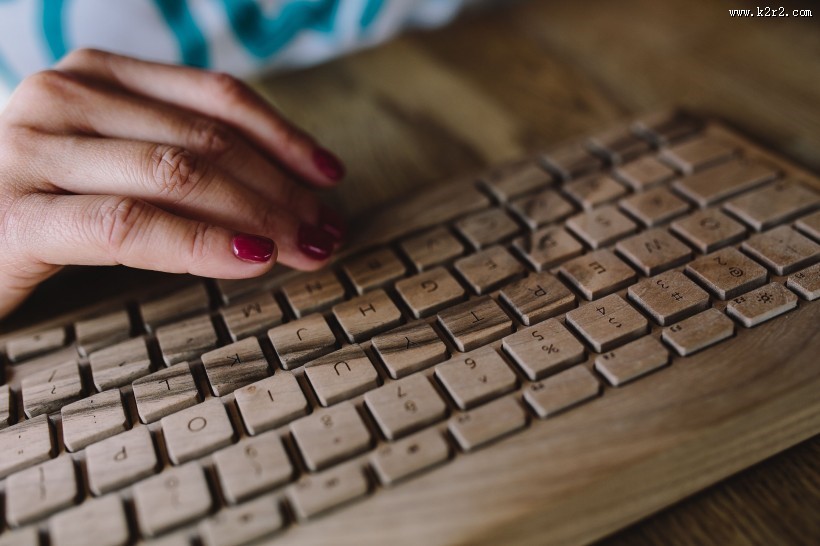 手在敲打木制键盘的图片大全