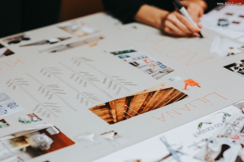 人们坐在一起讨论的图片