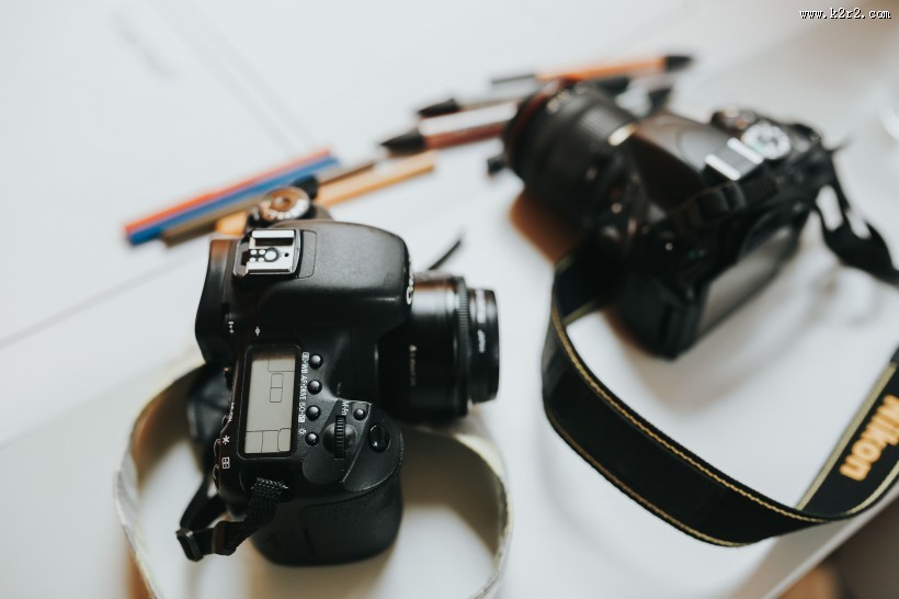 人们坐在一起讨论的图片