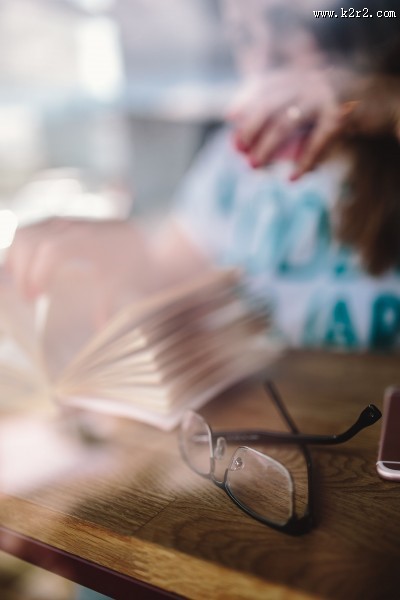 在咖啡店看书的美女图片