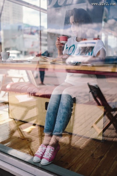 在咖啡店看书的美女图片