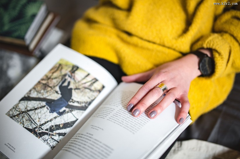 看书的黄色衣服美女图片大全