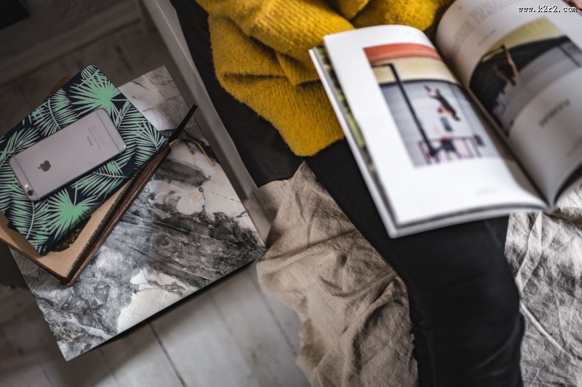 看书的黄色衣服美女图片大全